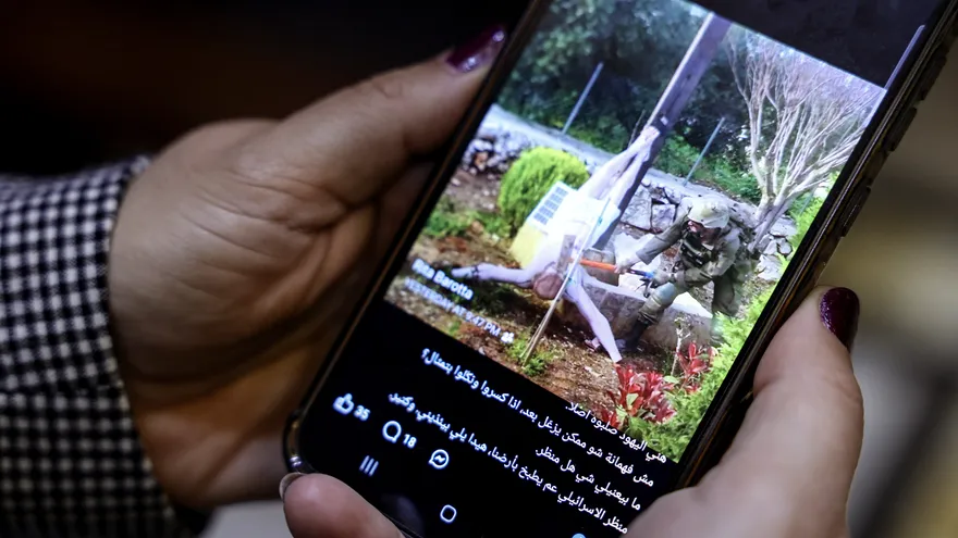 La imagen muestra el momento en que el militar golpeaba la estatua de Cristo crucificado