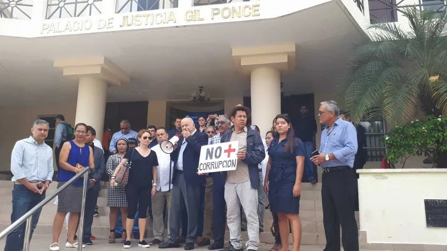 Precandidatos protestan en la Corte