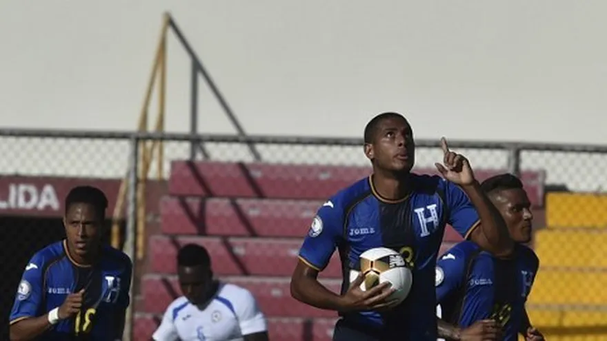 El hondureño Eddie Hernández (c) celebra el gol que le anotó a Nicaragua