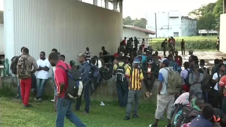 Migrantes extracontinentales esperan pasar la frontera tico-panameña