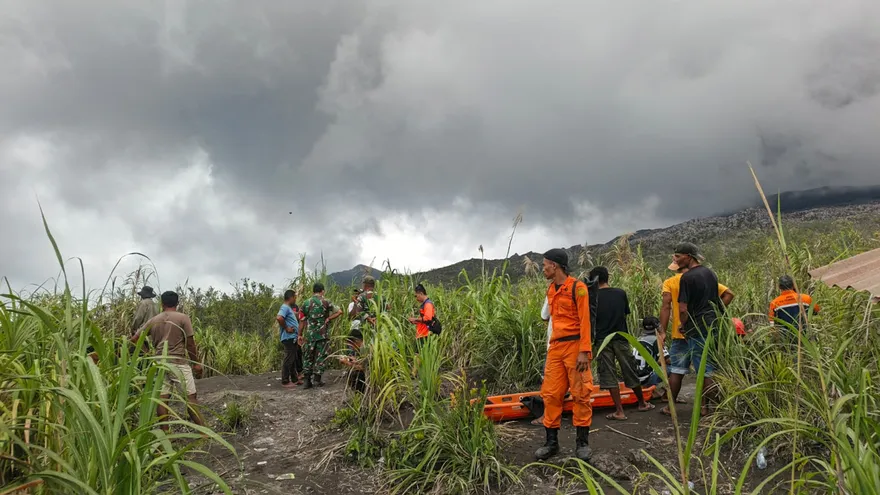 Rescatistas en el lugar tras la erupción del volcán Dukono en Halmahera Norte, Maluku Septentrional.