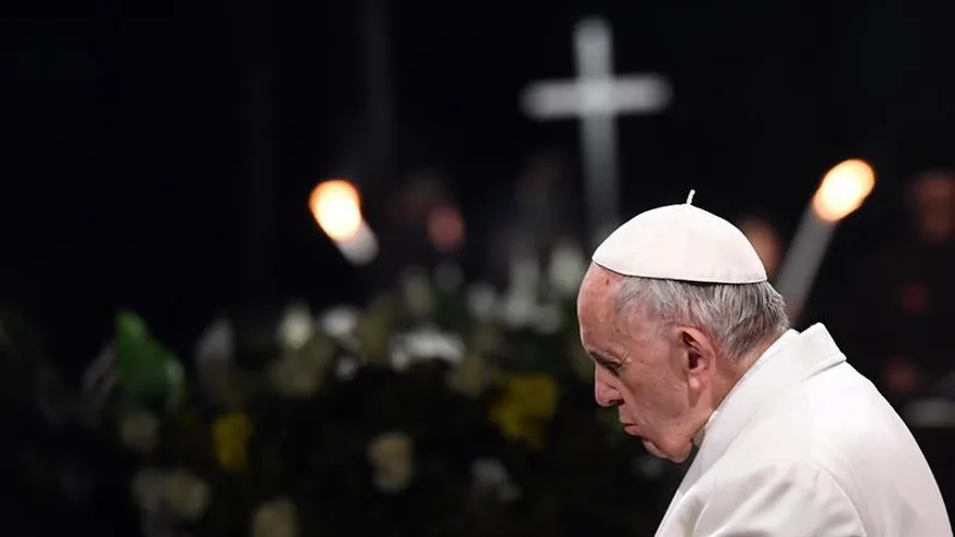 Papa Francisco en el Vía Crucis en el Coliseo Romano.