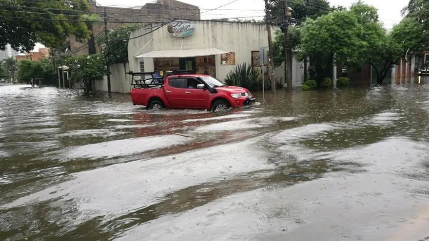 Un vehículo circula con dificultad hoy, martes 2 de enero de 2018, por las carreteras de la ciudad de Santa Cruz (Bolivia).