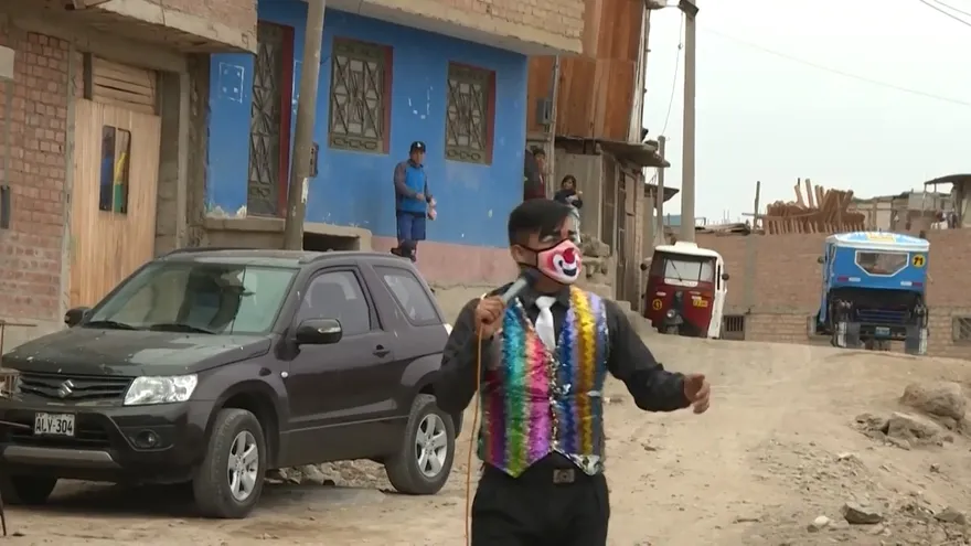 Sin circos por la pandemia, cuatro payasos hacen reír en los barrios de Lima