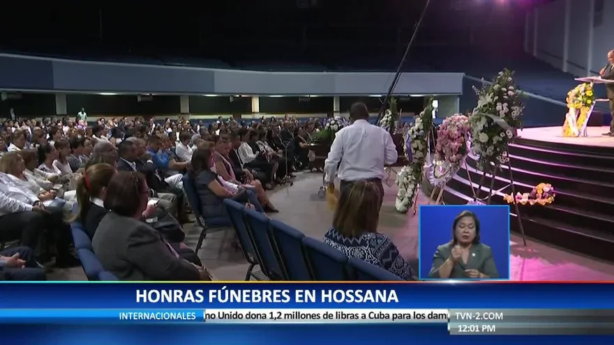 Realizan honras fúnebres de la mujer que murió en clínica estética