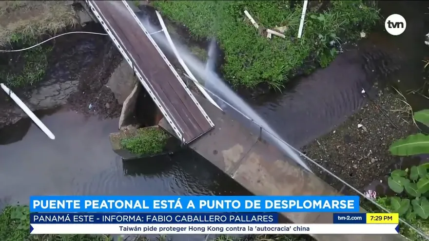 Puente peatonal está a punto de desplomarse