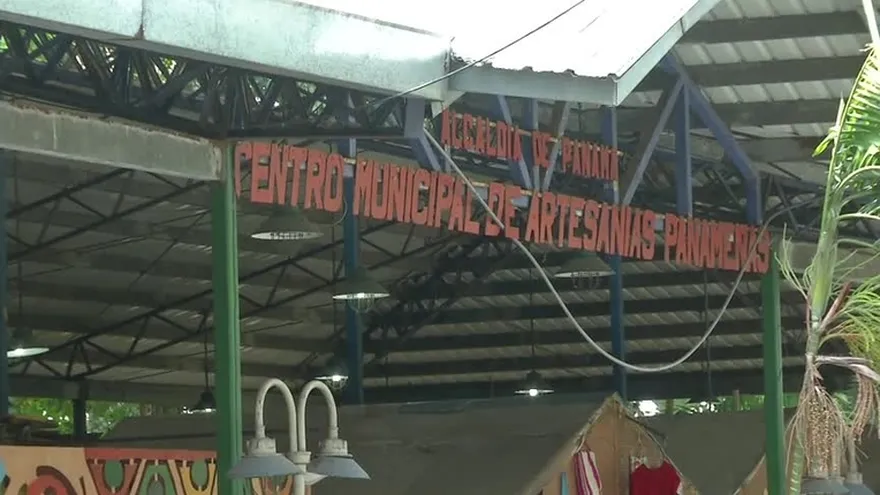 Roban a pequeños comerciantes en mercado artesanal de Balboa