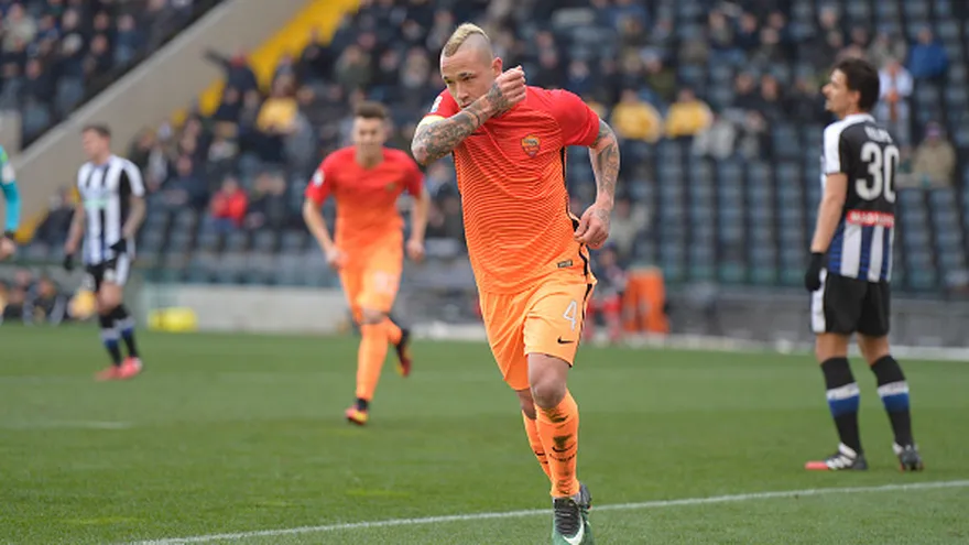 Radja Nainggolan celebra el único gol de la Roma ante Udinese en el partido