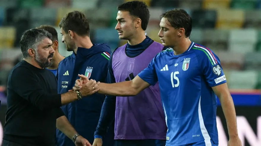 Gennaro Gattuso (i), técnico de la Selección de Italia, saluda al jugador Pio Esposito (d)