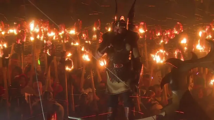 Celebran pasado vikingo con fiesta de fuego en Escocia