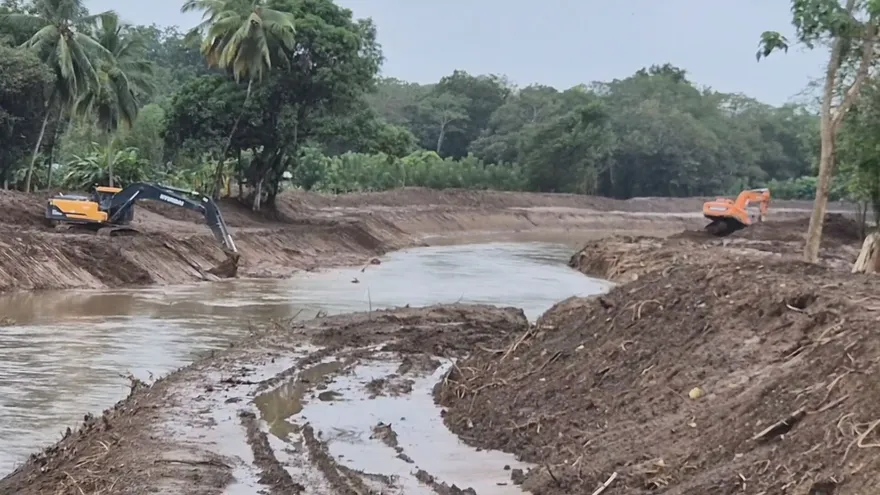 La ministra de Gobierno, Dinoska Montalvo, realizó este miércoles 29 de octubre un recorrido por las comunidades afectadas en el distrito de Tonosí, provincia de Los Santos, con el fin de evaluar los daños ocasionados por el desbordamiento de ríos y supervisar las labores de asistencia humanitaria.