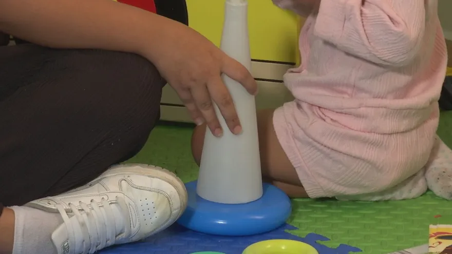 Una niña juega con su madre adolescente