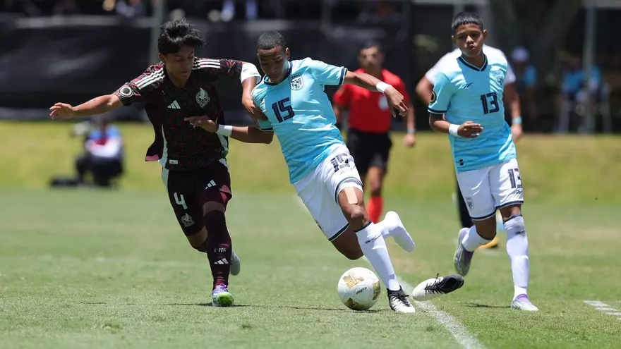 Alexander Tull (c) lleva el balón durante el partido entre las selecciones Sub-15 de fútbol de Panamá y México