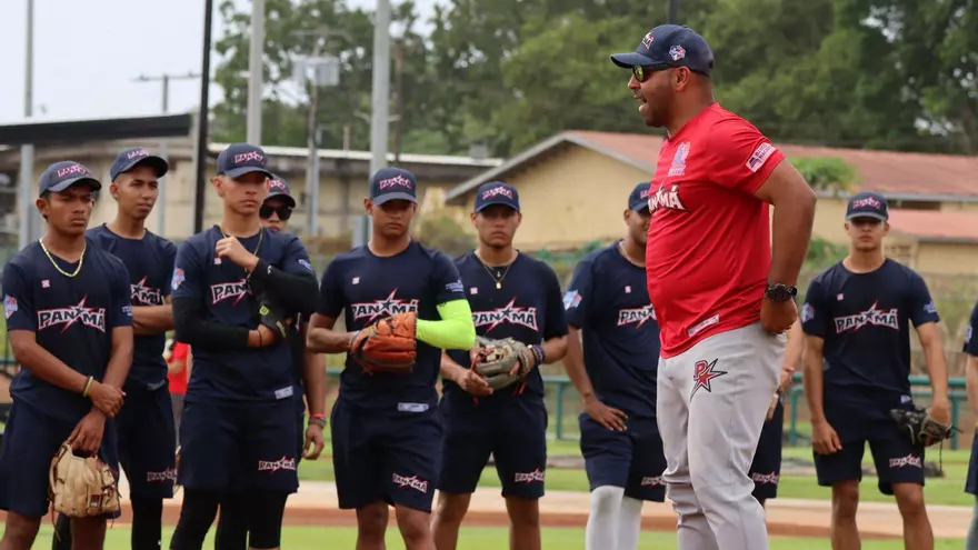Lanzadores de la Preselección U18 de Panamá escucha las indicaciones del coach Hermán Montero