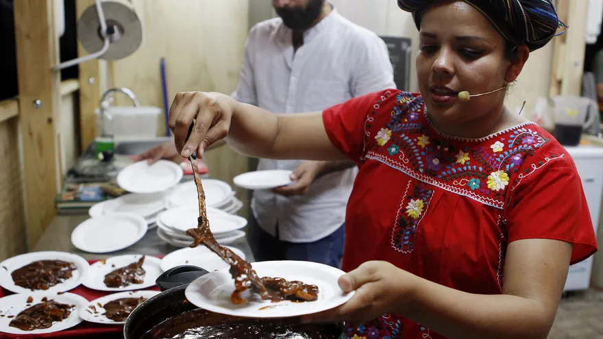 La cocinera tradicional mexicana Cnidia Yunuén Velázquez realiza una muestra de cocina tradicional mexicana preparando un mole a base de chiles con hongos.