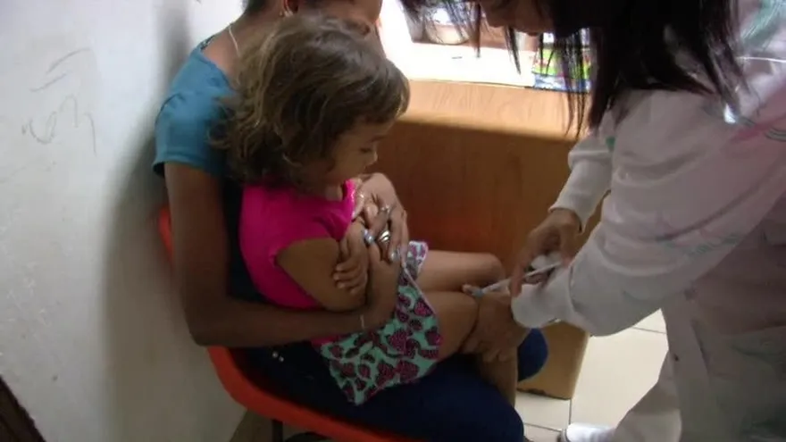 Centros de salud abarrotados en busca de la vacuna contra la influenza