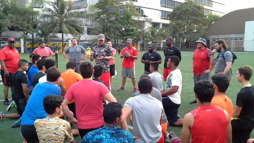 La Liga Kiwanis se une a Fox Sports y Gridiron Heroes para dictar la capacitación técnica