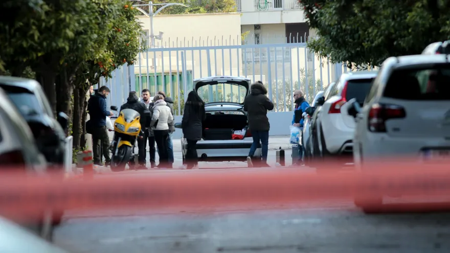 Oficiales de policía de paisano trabajan en una zona acordonada este viernes a las puertas del Consulado de Rusia en Atenas (Grecia)