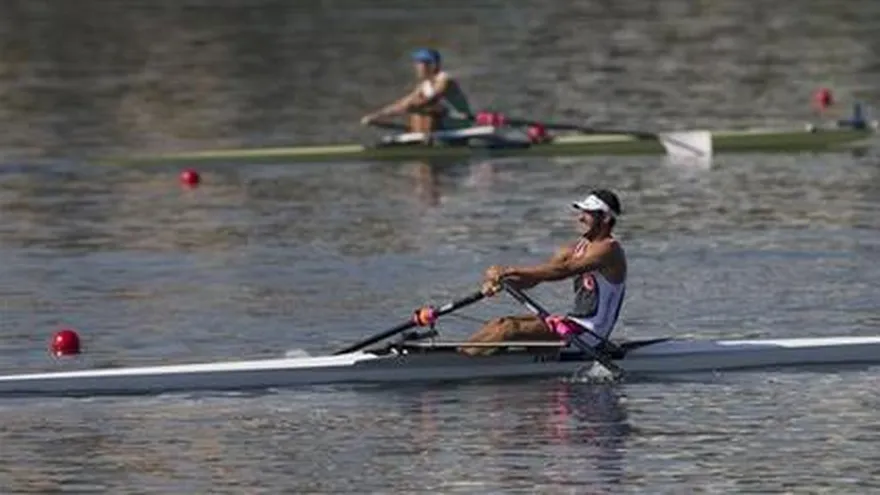 Un remero turco participa en el campeonato mundial juvenil de remo en el lago Rodrigo de Feritas en Río de Janeiro el 5 de agosto del 2015.