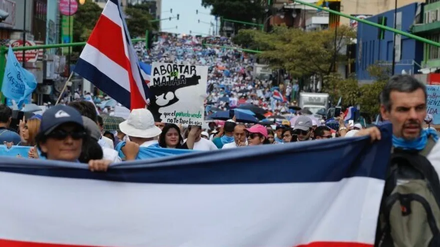 Cientos marchan en Costa Rica en contra del aborto terapéutico