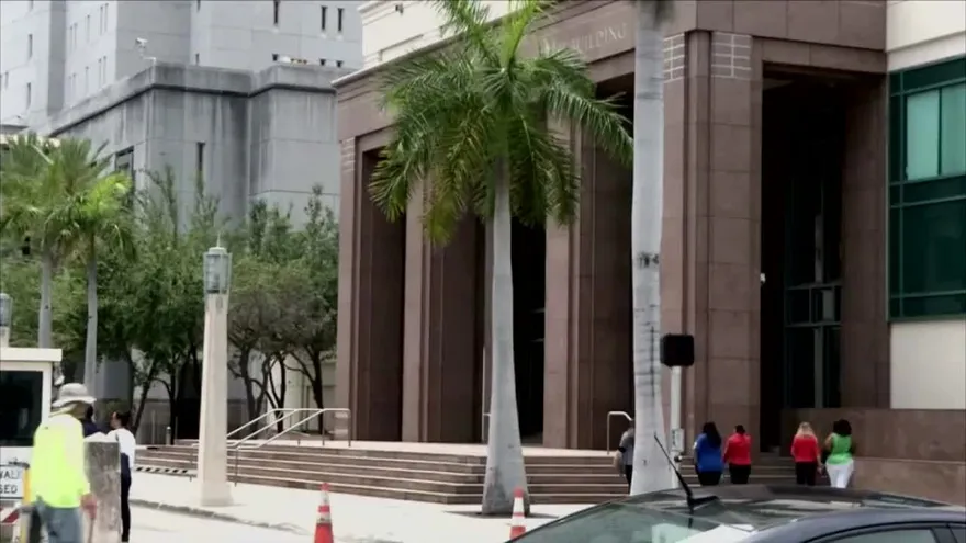 Abogados panameños visitan a Martinelli en la cárcel de Miami
