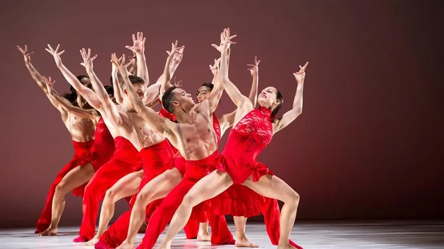 Fotografía facilitada por la compañía Ballet Hispánico, de un momento de la representación "Carmen.maquia", una innovadora versión de la ópera de Georges Bizet, que se inspira en la pintura de Picasso y que el Ballet Hispánico ha presentado hoy en el Festival Theatre de Edimburgo, bajo la dirección del coreógrafo español Gustavo Ramírez Sansano.