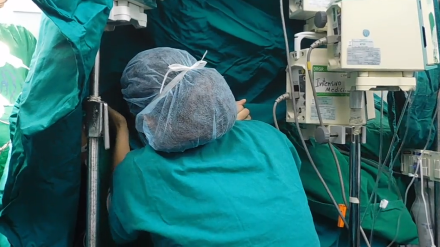 Imagen del procedimiento realizado por neurocirujanos y otros especialistas en Panamá.