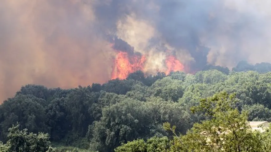 Cientos de bomberos luchaban contra incendios en todo el sur de Francia.