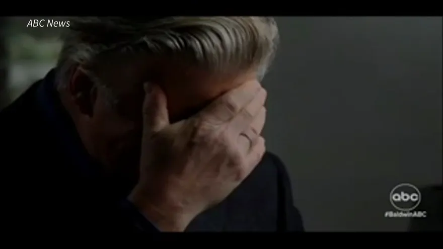 Alec Baldwin dice que no se siente culpable por tragedia en el set de "Rust"