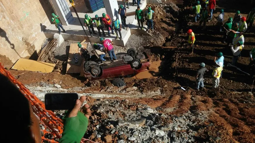 Momentos en que se hacían las maniobras para sacar el vehículo accidentado.