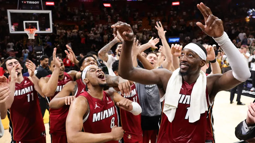 Bam Adebayo (d) celebra con sus compañeros del Miami Heat