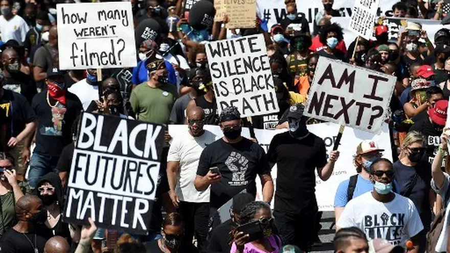 Miles protestan en el centro de Washington contra el racismo en EEUU