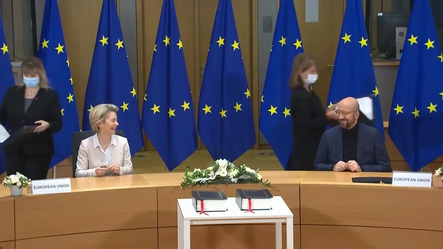 Histórico acuerdo posbrexit, aprobado por diputados británicos y firmado por Bruselas