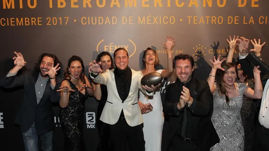 Equipo de la serie de Netflix "El Club de los Cuervos" tras triunfar en Premios Fénix iberoamericanos