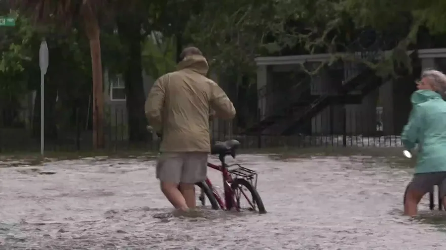 Barry se debilita, pero siguen las alertas por tornados y lluvias en EEUU