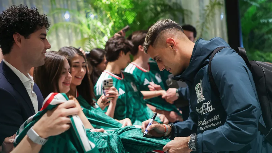 Germán Berterame firma autógrafos a un grupo de fanáticos a la llega de la Selección de México a Panamá