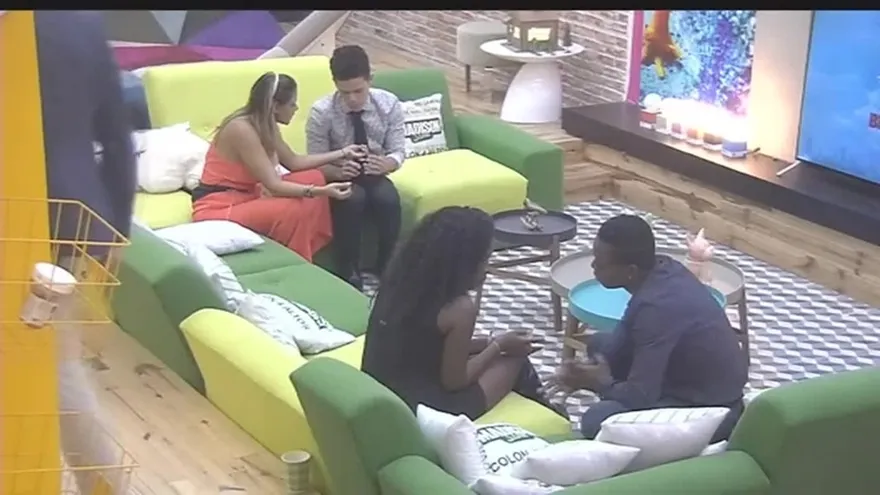 Jonathan le dice a Milca que este tranquila.