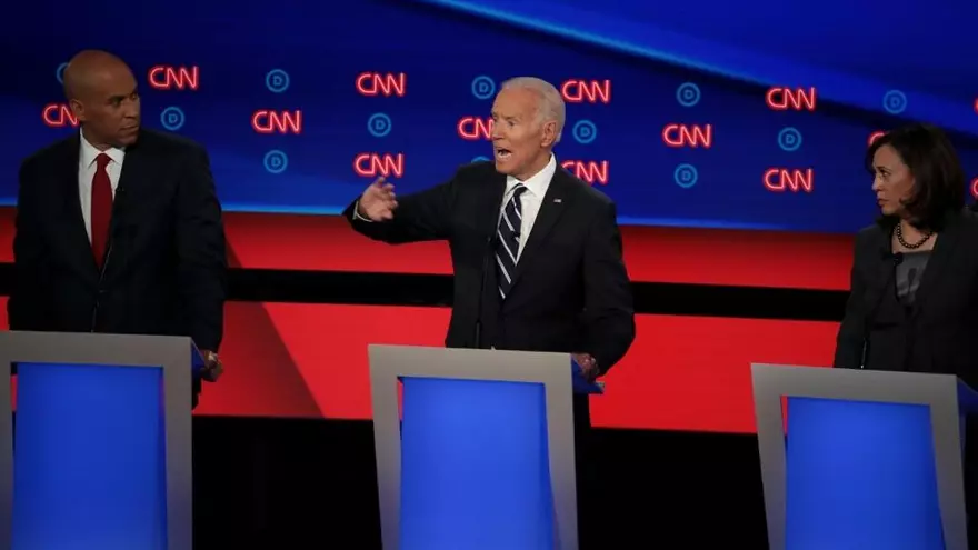 Demócratas atacan a Biden en el debate.