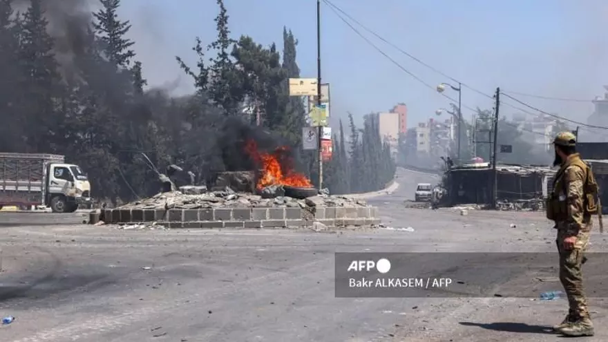 Combatientes tribales y beduinos se despliegan en medio de enfrentamientos con hombres armados drusos en la ciudad predominantemente drusa de Sweida, en el sur de Siria, el 19 de julio de 2025. Los beduinos sirios y sus aliados lucharon contra los hombres armados drusos en el corazón de la comunidad, Sweida, por séptimo día a pesar de un alto el fuego ordenado por el gobierno luego de un acuerdo negociado por Estados Unidos para evitar una mayor intervención militar israelí..