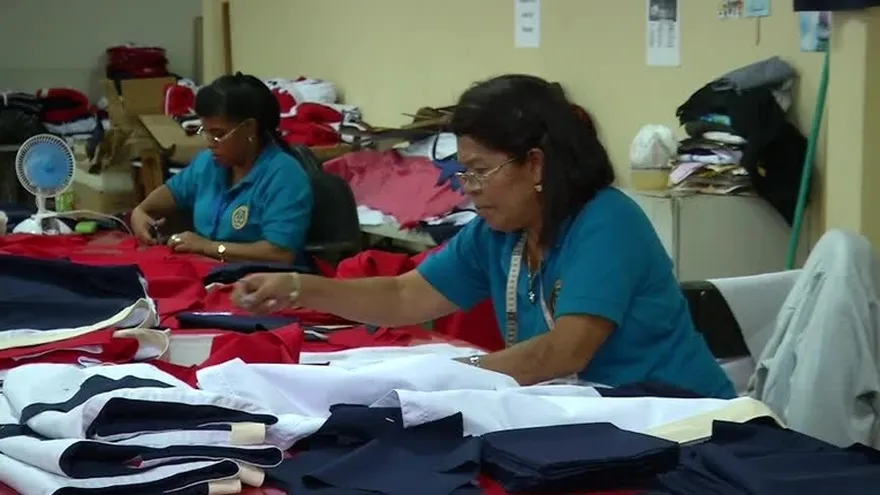 Las banderas están listas para lucirse en los desfiles