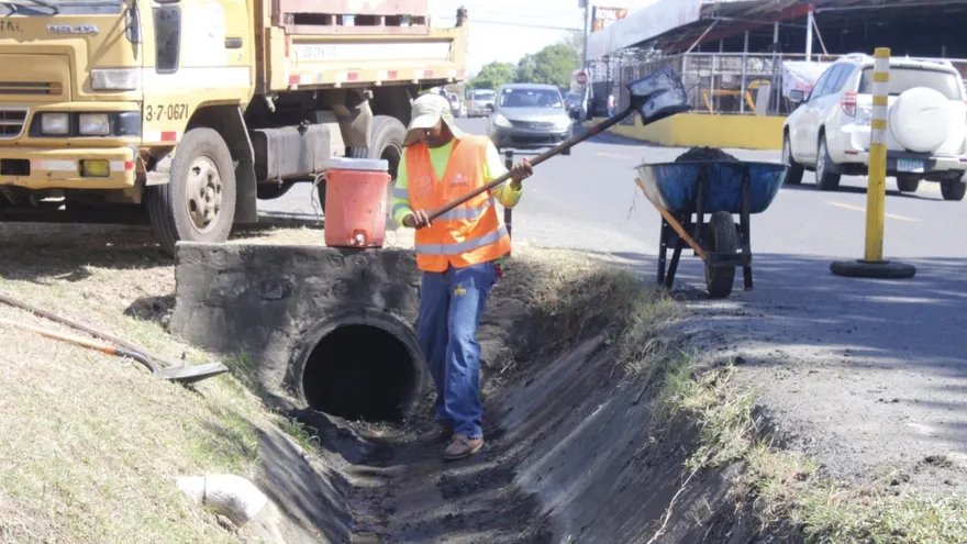 MOP avanza trabajos de limpieza de cunetas y drenajes en Las Tablas