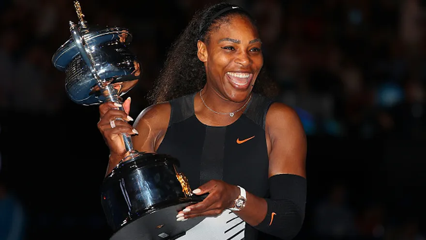 Serena Williams posa con el trofeo de campeona del Abierto de Australia