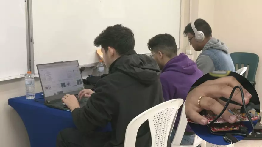 Jóvenes panameños compiten en la 'Hackatón: Semiconductores en la Industria 4.0'.