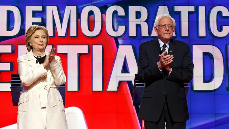 Imagen de archivo de los precandidatos demócratas Hillary Clinton (i) y Bernie Sanders (d).