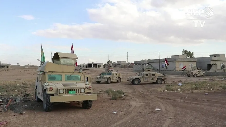 Irak combate a yihadistas en Mosul, líder de EI llama a resistir