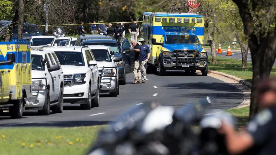 Miembros de la policía bloquean el paso en un vecindario para la relación de la explosión del domingo en el área suroeste de Austin, Texas, (EEUU)