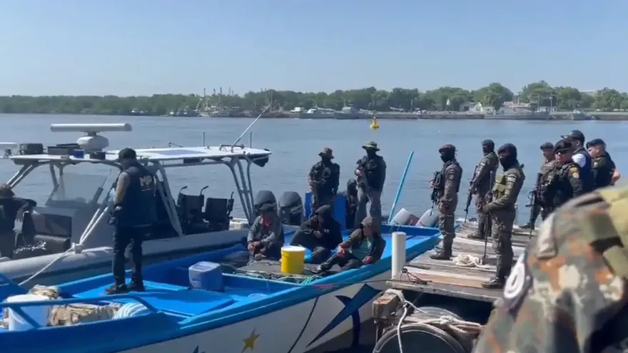 El Salvador incauta lancha con casi dos toneladas de cocaína