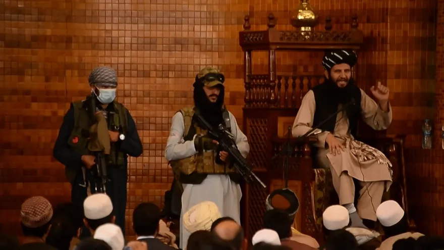 Talibanes piden unidad al acudir a primera oración de los viernes desde que conquistaron Kabul