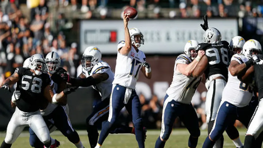 Chargers estiran racha derrotando a Raiders