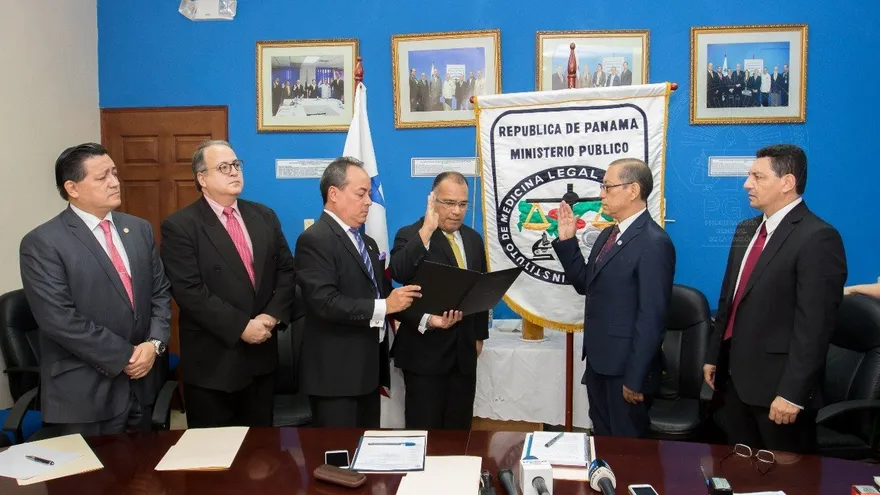 El secretario general de la Procuraduría de la Nación, Rolando Rodríguez, juramentó a José Vicente Pachar.